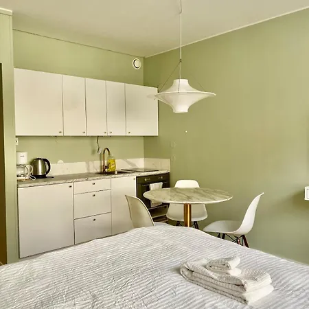 Jade's Suite, Center