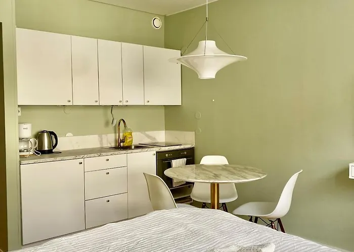 Jade's Suite, Center